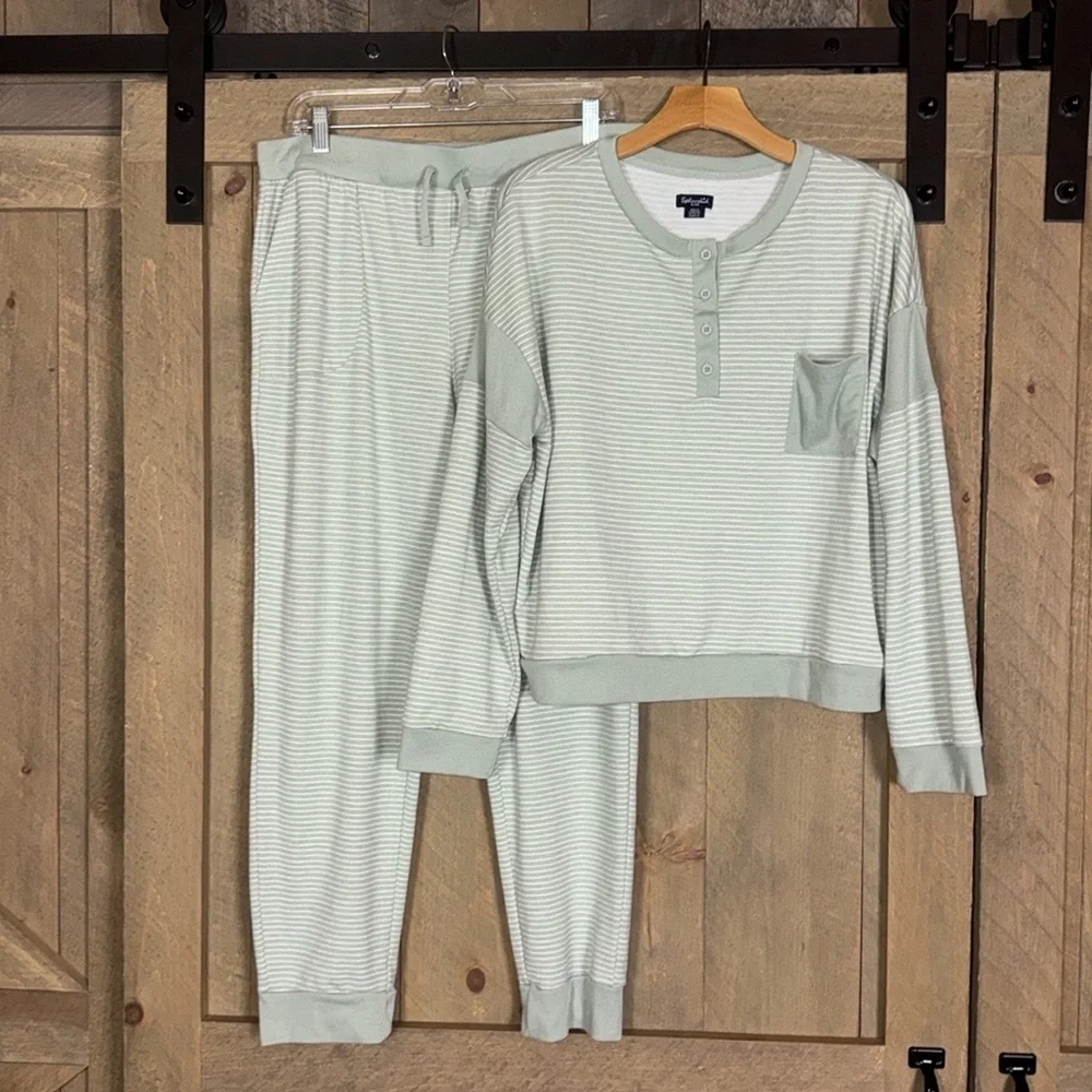 Splendid sage green and white stripe 2 piece loungewear set Size XL